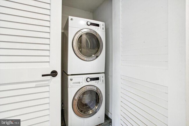 Building Photo - 3018 12th St NE