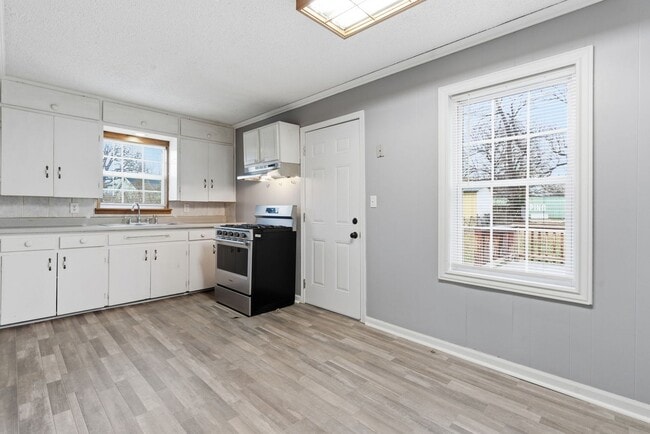 Building Photo - 3 Bed | 1 Bath | FULLY Remodeled | FULLY Fenced Yard | Springfield MO | PETS WELCOME!