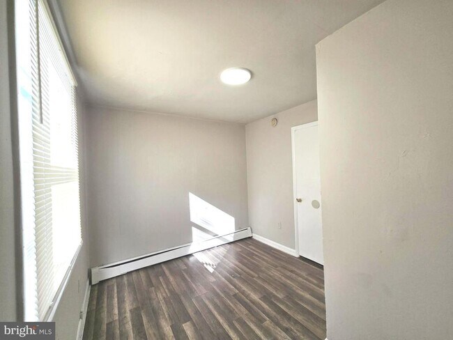 Building Photo - 5526 N Mascher St