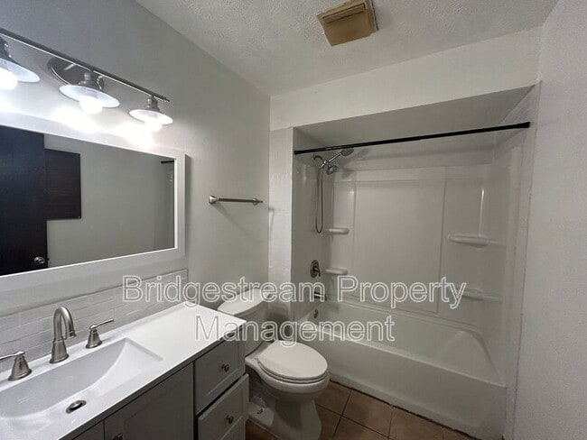 Building Photo - 7732 Betsy Ross Cir