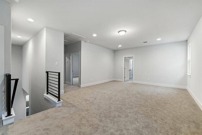 Building Photo - 1328 Westborough Ln