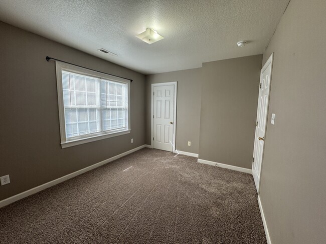 Building Photo - 302 Streamwood Dr