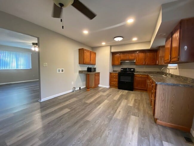 Building Photo - Welcome to this charming 2-bedroom, 1-bathroom ranch style home located in Springfield, OH+