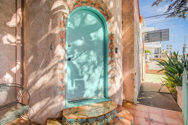 Building Photo - 2372 Overland Ave