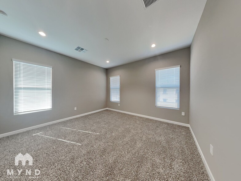 Building Photo - 4839 E Village Dr