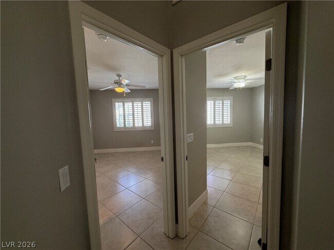 Building Photo - 694 Riverband Pl