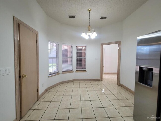 Building Photo - 417 E Bluebird Ave