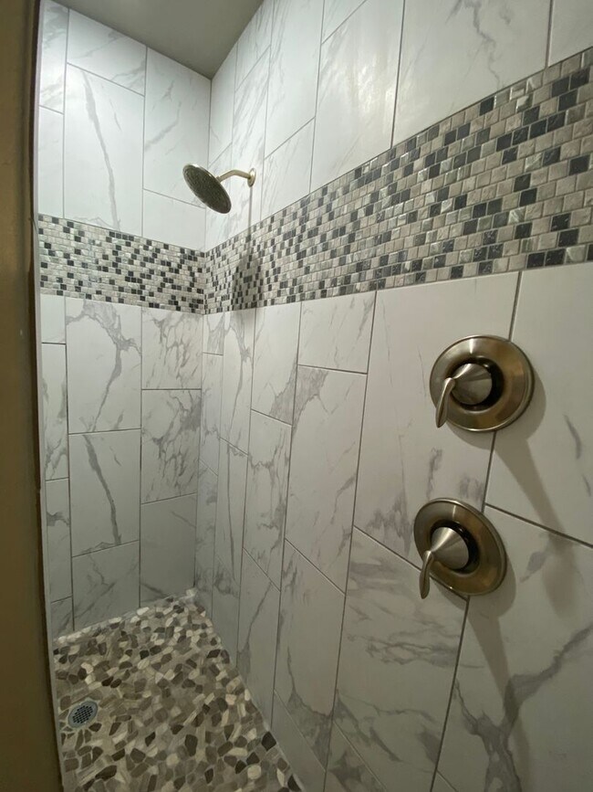 Building Photo - Located 1 Mile from IH 35/ No Carpet / Tons of Upgrades /  Turf Grass in Front Yard / Fenced in B...