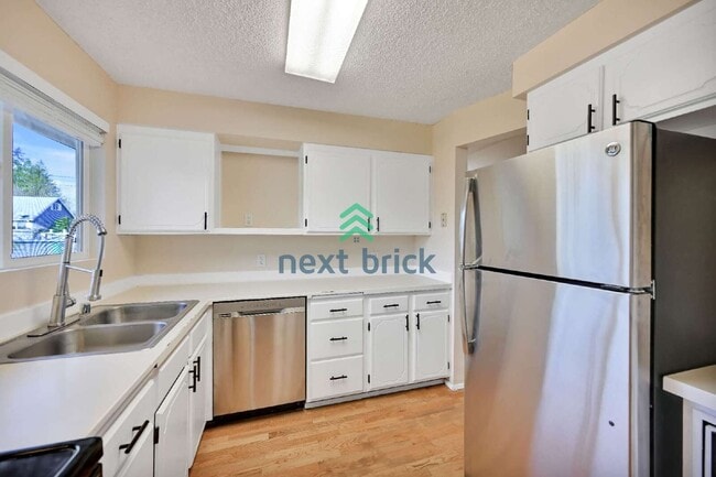 Building Photo - Charming 4-Bed Oasis in Renton with 2 Full Baths