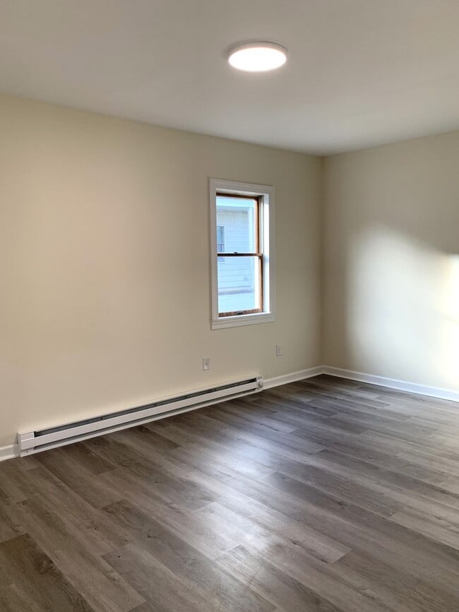 Building Photo - Newly renovated 4 bed/2.5 bath single fami...