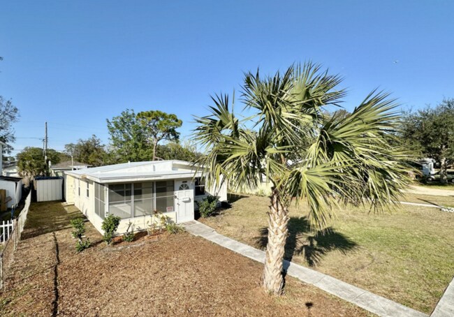 Building Photo - 5566 Kelly Dr N
