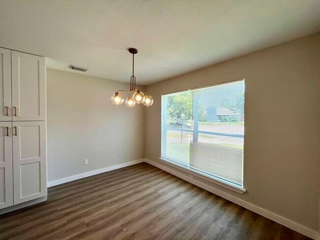 Building Photo - 2910 Cherry Hills Dr