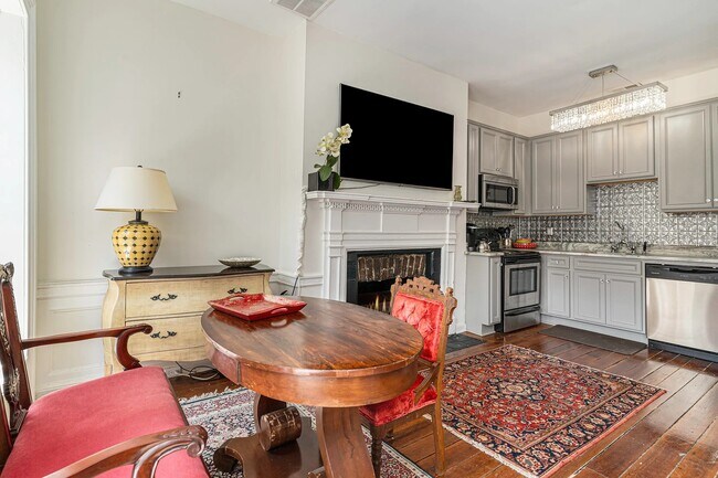 Building Photo - 342 King St