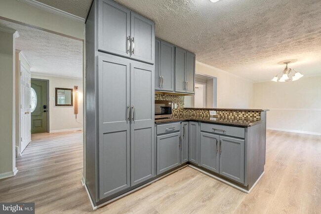 Building Photo - 9802 Brightlea Dr