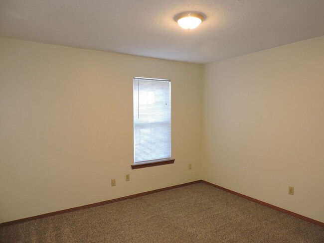 Building Photo - Convenient to interstate, schools & shopping!