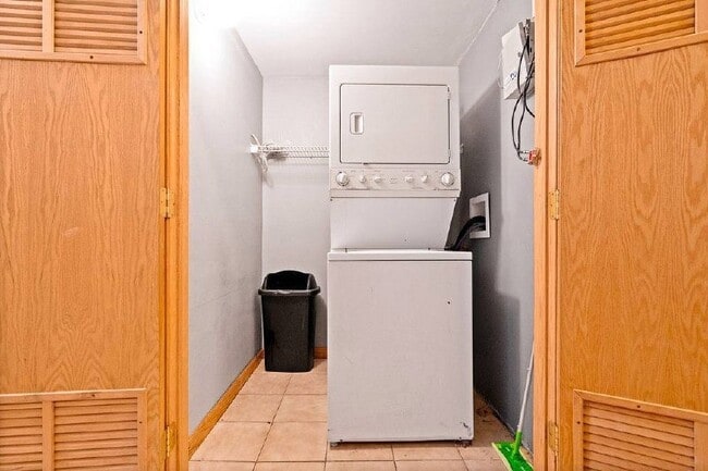 Building Photo - 5848 S Prairie Ave