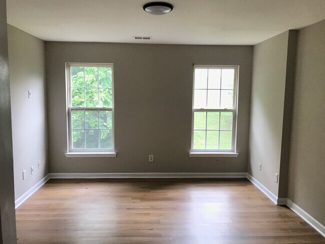 Building Photo - Great 3 Bedroom 2.5 Bath End Unit Townhome!