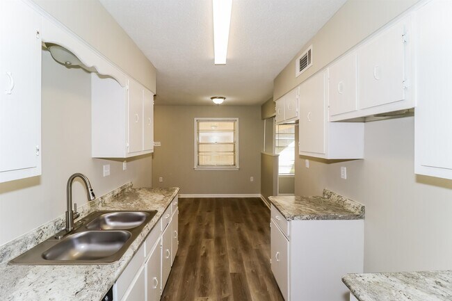 Building Photo - 6505 Deermont Dr