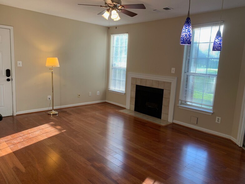 Living room - 20303 Beechwood Ter