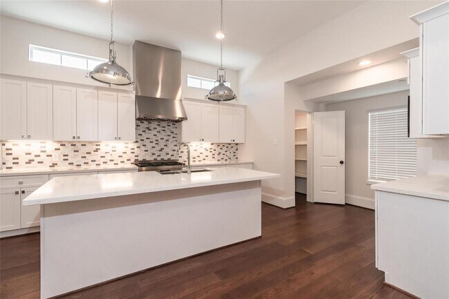 Building Photo - 3821 N Braeswood Blvd