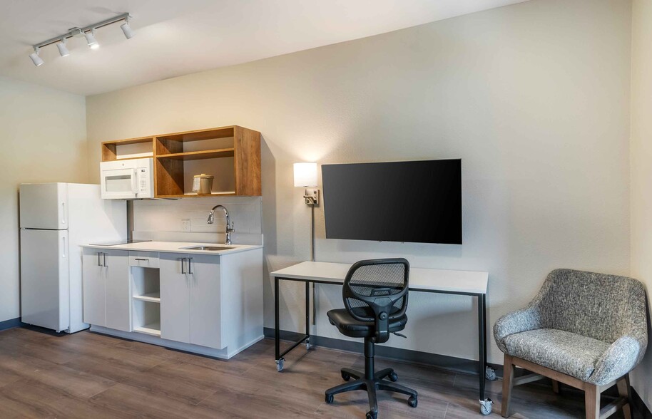 Building Photo - Furnished Studio-Fort Myers - Airport