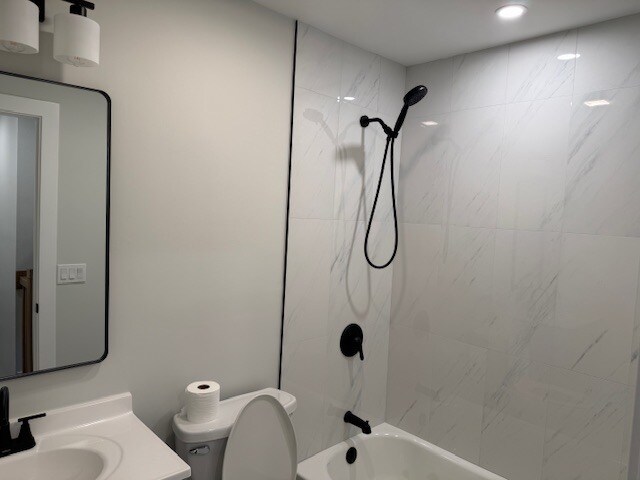 Building Photo - 1085 Cove Dr