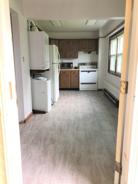 Entry + Kitchen - 906 N West St