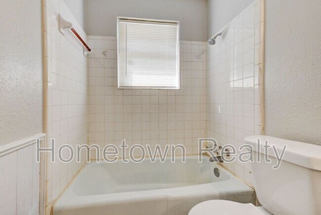 Building Photo - 208 W Shadywood Dr