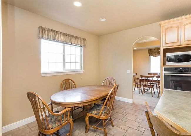 Building Photo - Spacious 3-Bedroom Home with Private Backy...