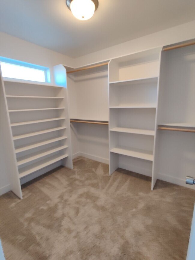 Building Photo - Contemporary Townhome with Open Floor Plan...