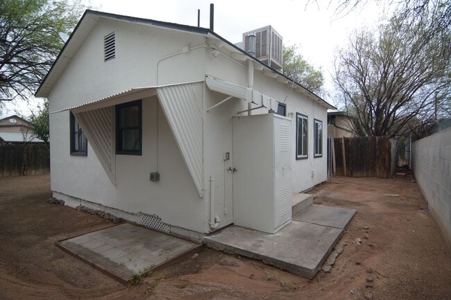 Building Photo - Charming 1 Bedroom 1 Bath! Central Tucson Location! Minutes from the UofA!