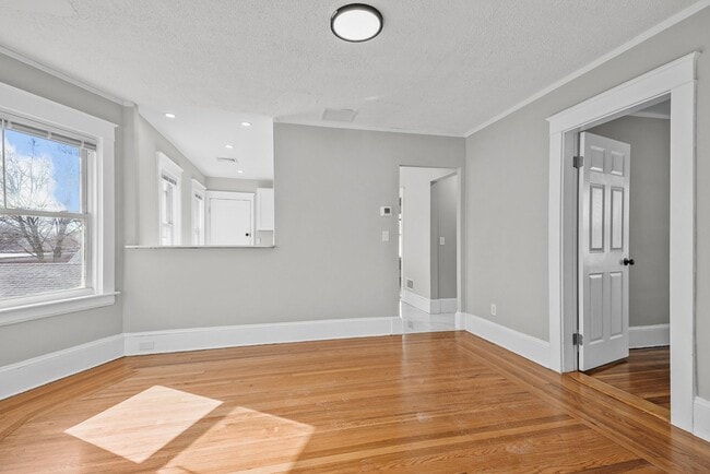 Building Photo - Completely Renovated 2 Bedroom in Elmhurst!