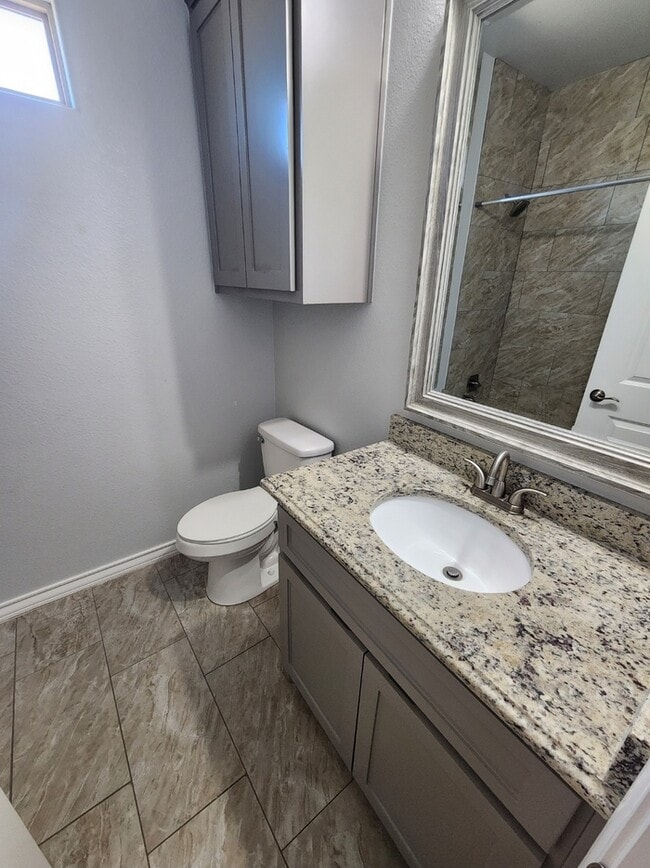 Building Photo - 3 bed 2 bath with 1 car garage