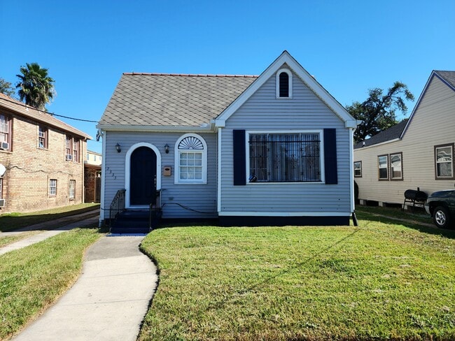 Building Photo - 2333 Pauline St