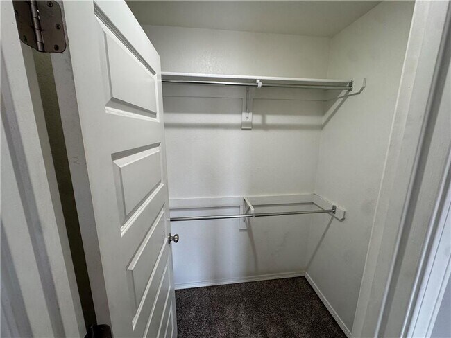 Building Photo - 1512 S Razorback Rd