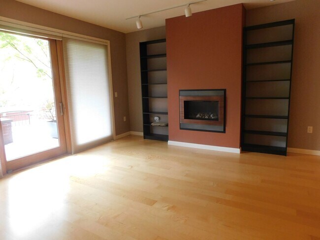 Building Photo - Fall Special $300 Off First Full Mo.-Beaut...