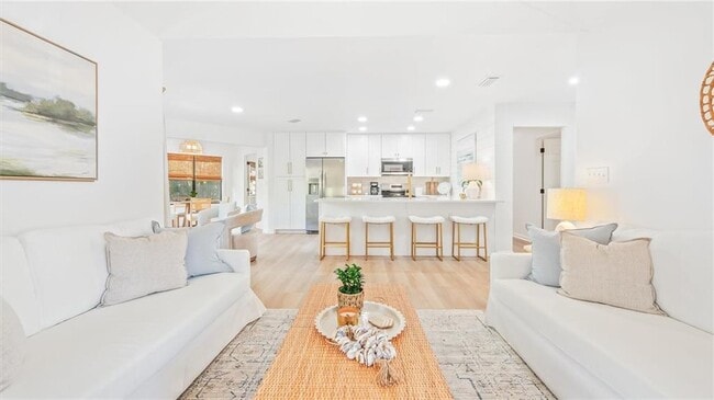 Building Photo - 512 S Harbour Oaks Dr