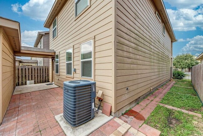 Building Photo - 7131 Pavilion Dr