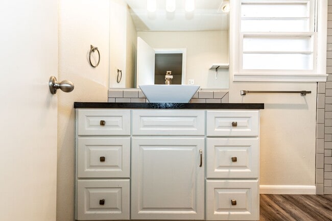 Building Photo - Large & Recently Updated!