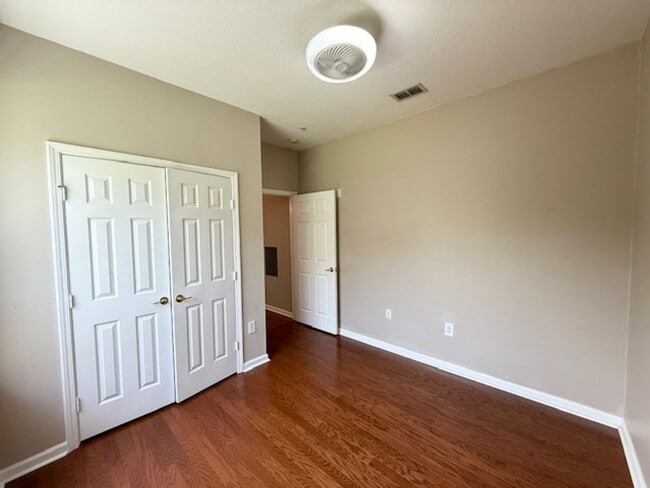 Building Photo - Ground-Level 3-Bedroom Condo in the Gated ...