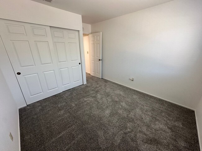 Building Photo - Beautiful 4 Bedroom, 2.5 Bath Tracy Home