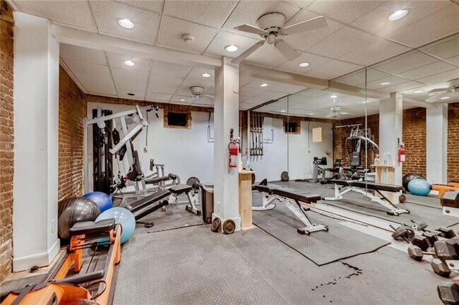 Building Photo - Stunning Furnished 3 Bedroom 3 Bath Condom...