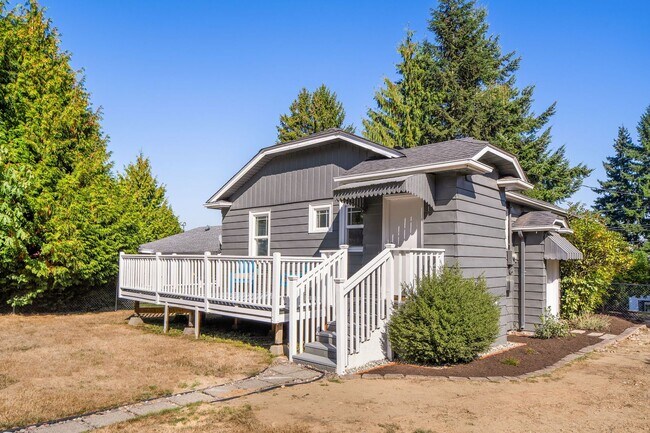 Building Photo - Updated 3-bedroom Bungalow