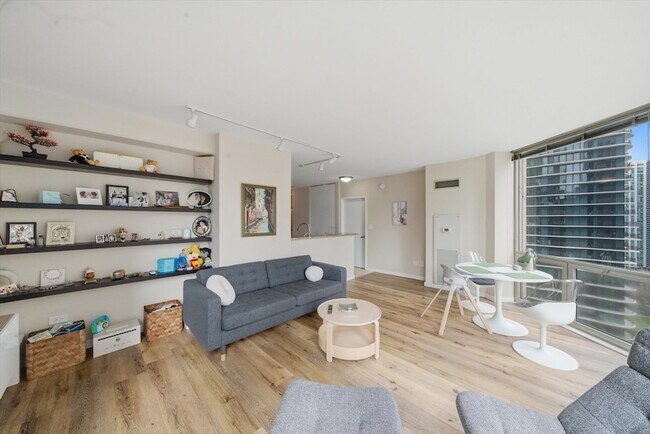 Building Photo - 222 N Columbus Dr