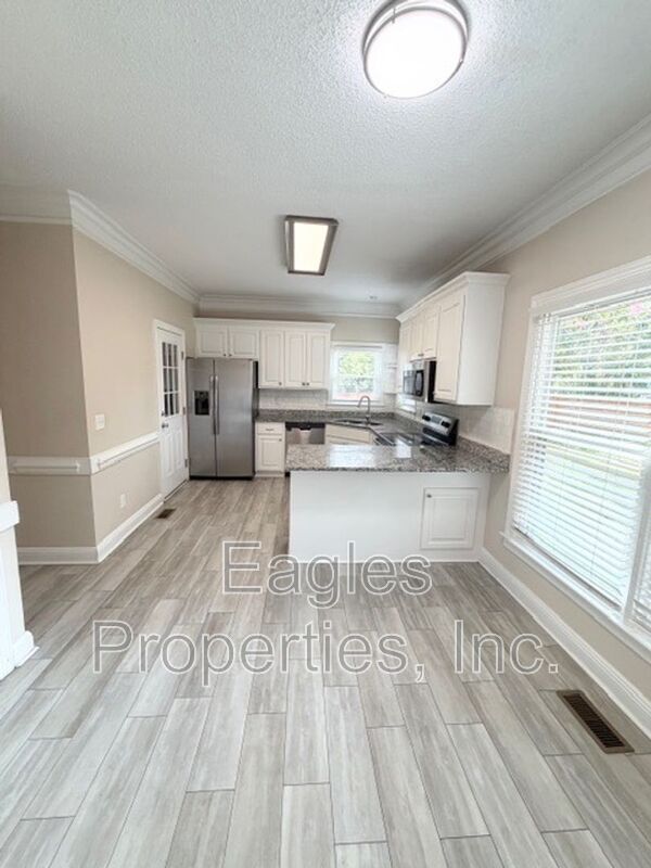 Building Photo - 242 N Marion Dr