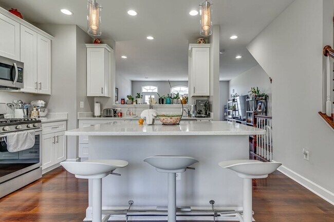 Building Photo - Belmont Bay Beauty! Three level two car ga...