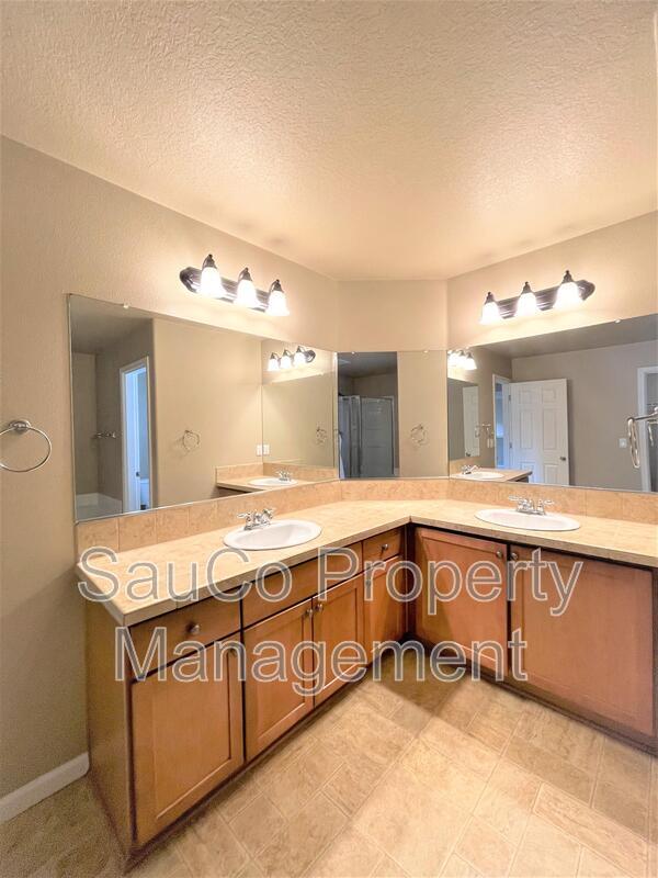 Building Photo - 3762 SE Oakleaf St