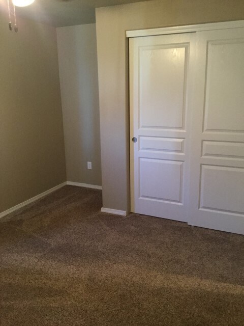 Building Photo - Beautiful 3 bedroom, 2.5 bath in the  Hampton Place/Candlewood Estates!