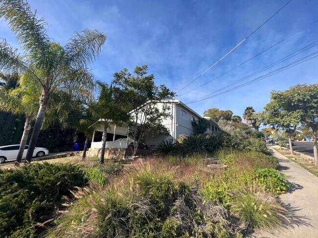 Building Photo - 6 Bedroom 3 Bathroom House on Corner lot- LARGE ROOMS