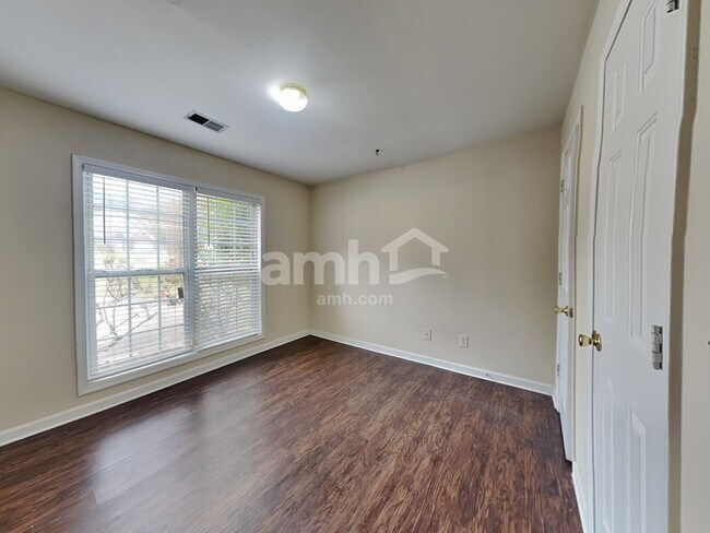 Building Photo - 190 Cedarhurst Rd